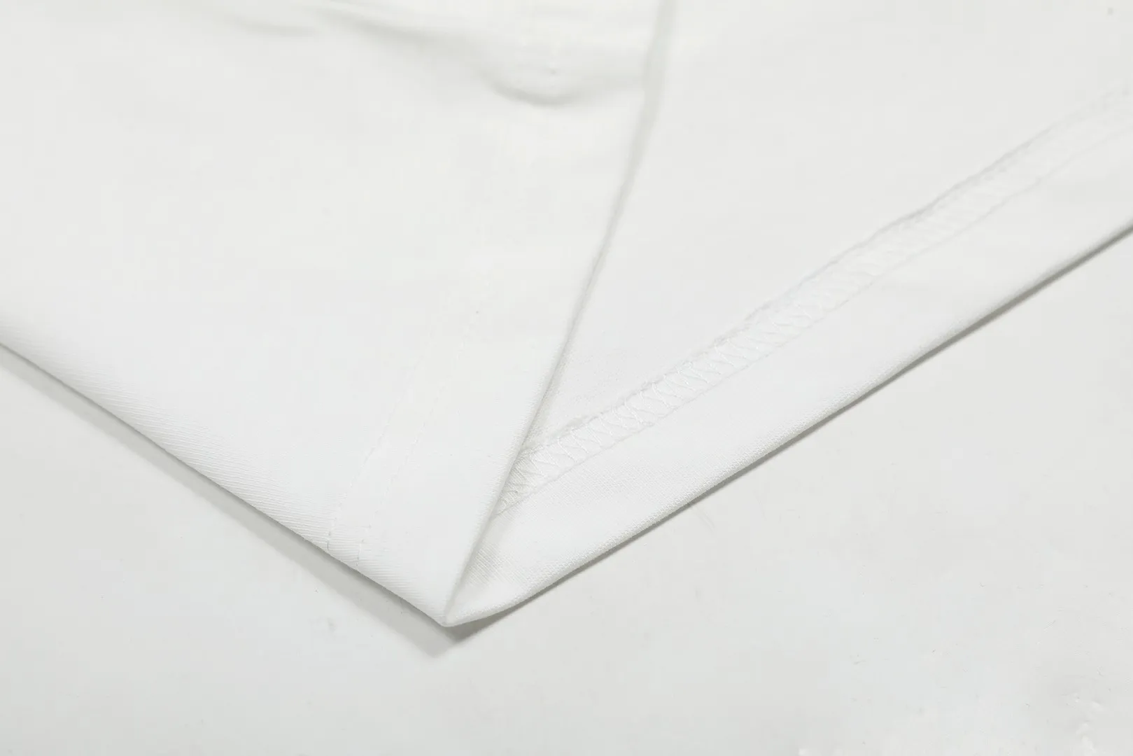 vivienne west wood The Queen Mother of the West Vivienne Saturn Embroidered Short Sleeve VIVI 157# "Exclusive Style" The new fabrics have been washed twice at high temperature + water. It is the only one in the entire network that achieves 0 shrinkage. The Solona thread is arranged. The threaded neckline does not deform. It is tight and dense. Welcome to compare. The entire series of correct accessories. Every detail is completely restored and can be stretched directly.